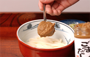 ごまだれと薬味を入れるんよー